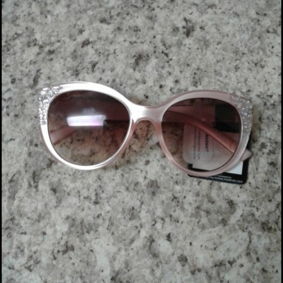 Daisy Fuentes Accessories - Daisy Fuentes sunglasses